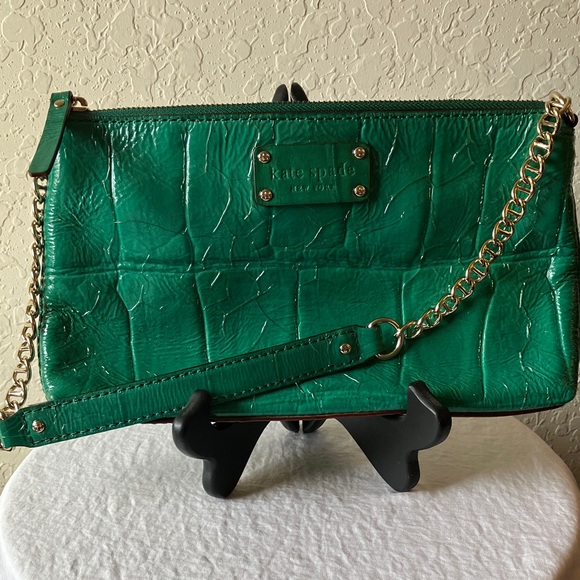 kate spade Handbags - Kate Spade:Byrd Knightbridhed Croc Embossed Emerald Green Shoulder Bag-Gold Tone
